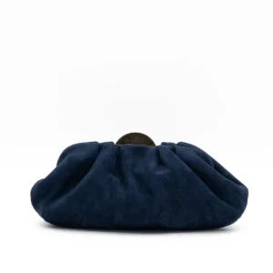 Bolso de fiesta tipo antelina azul marino con detalle de media luna metálica
