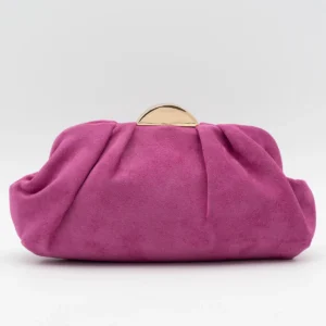 Bolso de fiesta tipo antelina fucsia con detalle de media luna metálica