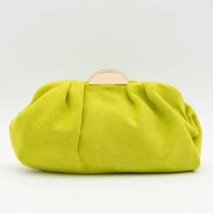 Bolso de fiesta tipo antelina lima con detalle de media luna metálica