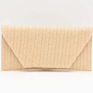 Bolso de fiesta tipo sobre con textura rafia nude